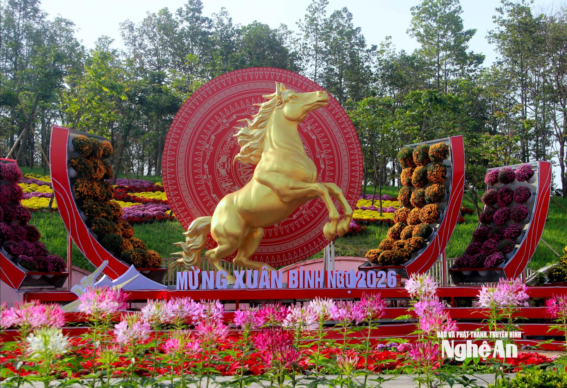 Linh vật ngựa vàng chính thức chào Xuân tại Nghệ An. Ảnh: Q.A