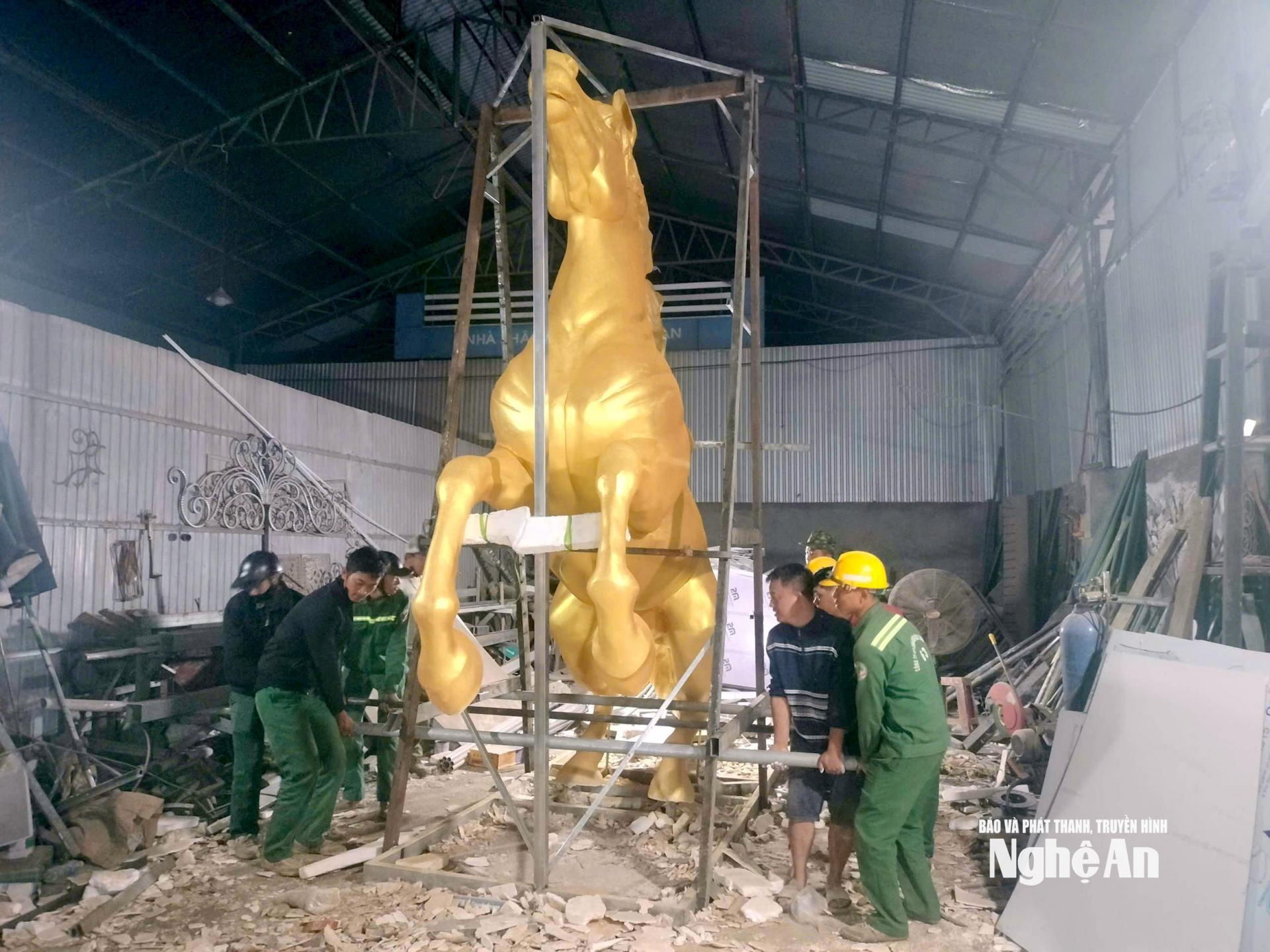 Được biết, các công nhân đã mất khoảng 1 tháng để hoàn thiện và vận chuyển chú ngựa khổng lồ này. Ảnh: Q.A