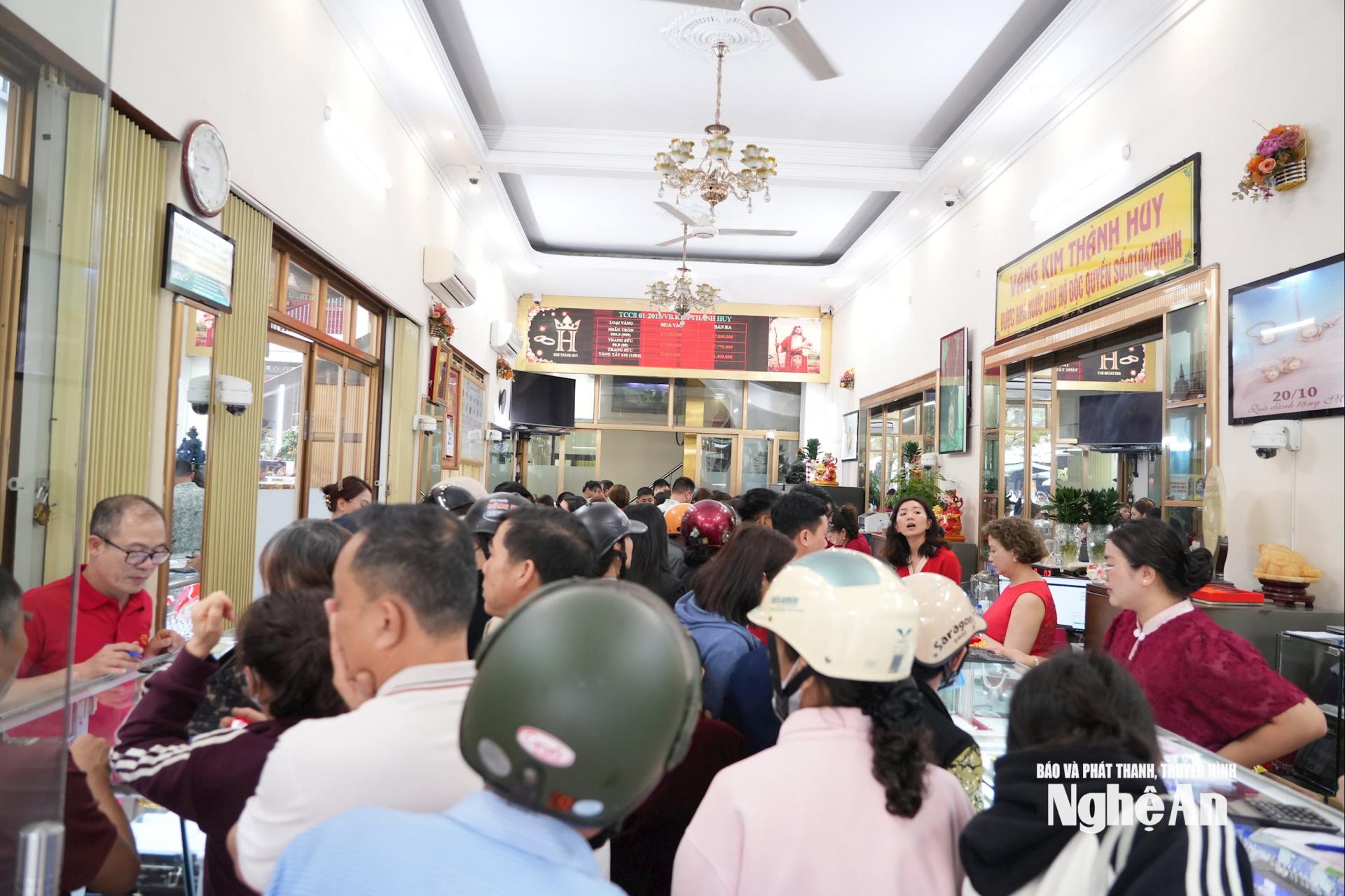 Người dân xếp hàng chờ đến lượt mua vàng. Ảnh: T.P