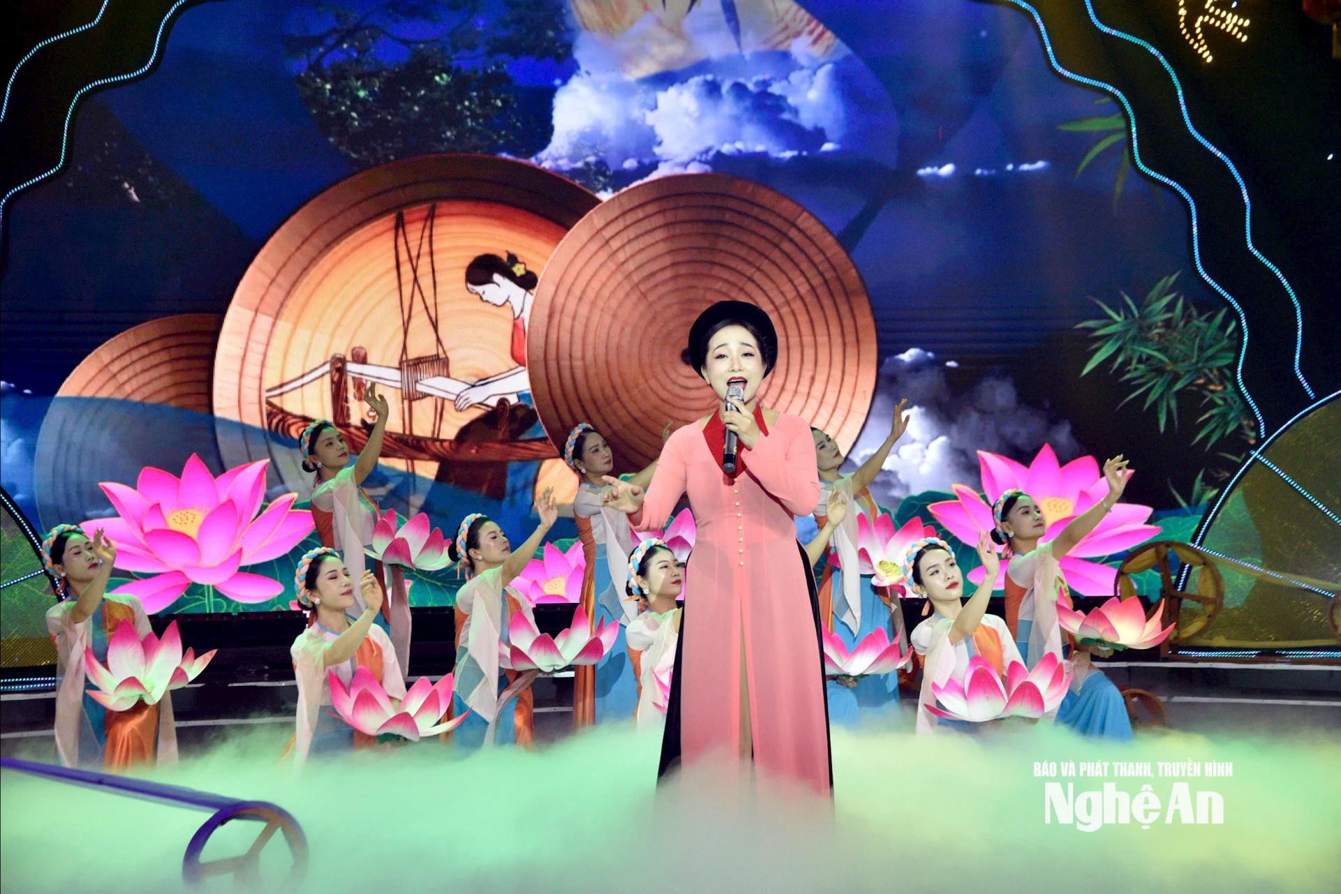 Chương trình nghệ thuật” Xuân qua miền Ví, Giặm”. Ảnh: Minh Quân