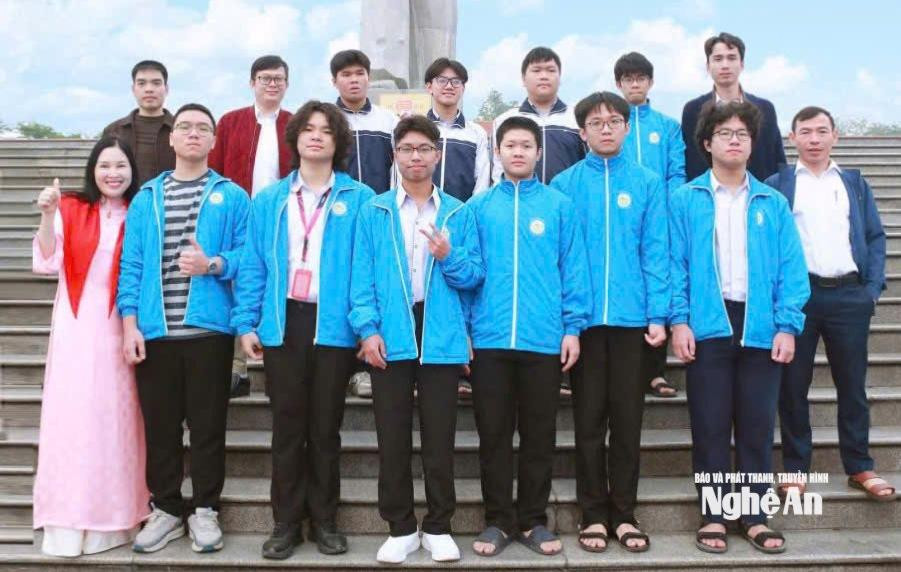 Đội tuyển Toán của Trường THPT chuyên Phan Bội Châu. Em Hoàng Phương (thứ 3 từ phải qua, hàng thứ nhất) và em Trọng Phúc (thứ 5 từ phải qua, hàng thứ nhất) là 2 học sinh đem về giải Nhất môn Toán cho nhà trường. Ảnh: NTCC