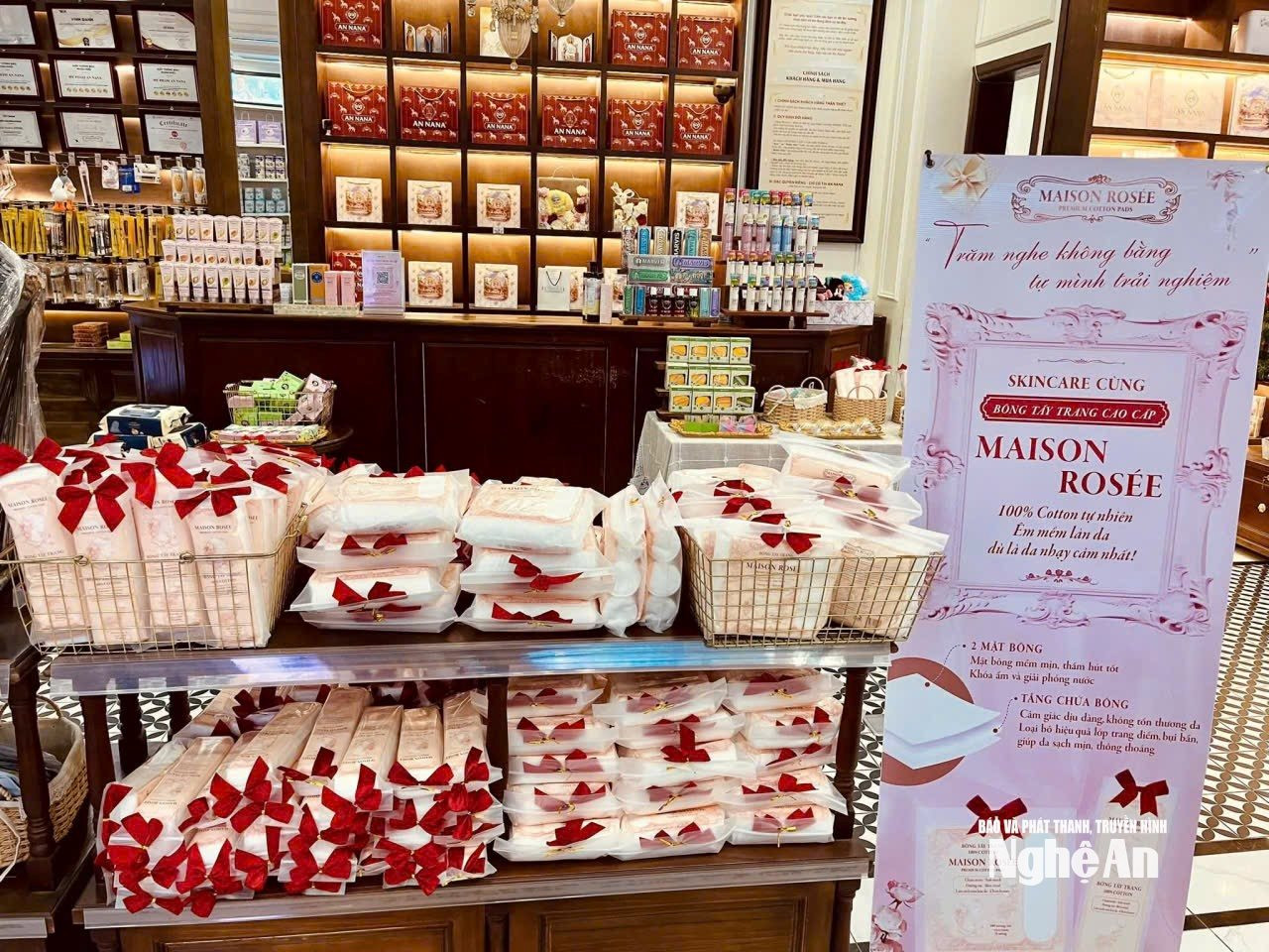 Tại các cửa hàng, thị trường quà tặng đa dạng, lên kệ sẵn sàng phục vụ mùa lễ Tình nhân song khách lại thưa thớt. Ảnh: T.P