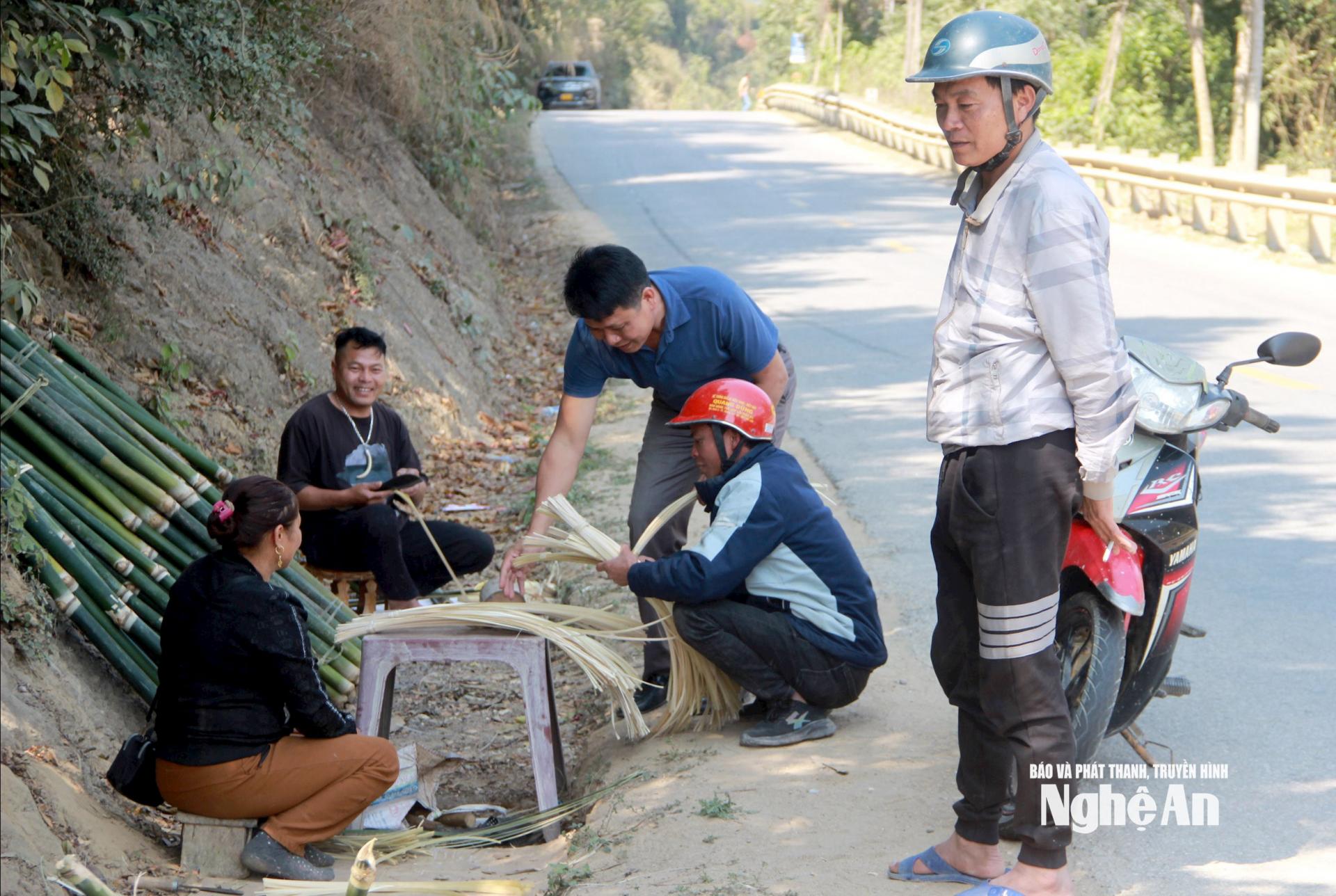 Khách hàng chọn mua lạt giang, chuẩn bị gói bánh chưng, bánh tét dịp Tết. Ảnh: Quang An