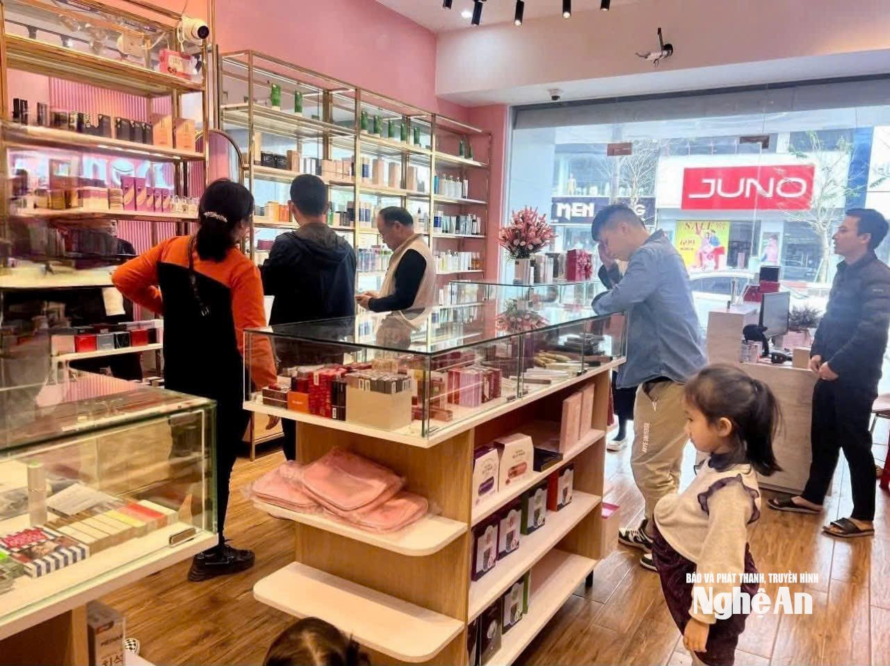 Ở một shop mỹ phẩm trên đường Nguyễn Văn Cừ lác đác khách vào mua. Ảnh: T.P