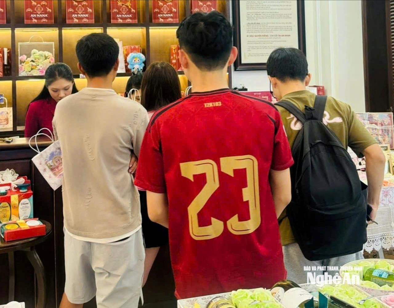 Valentine 2026 giao thoa Tết Nguyên đán, quà tặng vẫn phong phú nhưng sức mua trầm lắng, phản ánh xu hướng người tiêu dùng tiết chế chi tiêu và ưu tiên nhu cầu thiết yếu. Ảnh: T.P