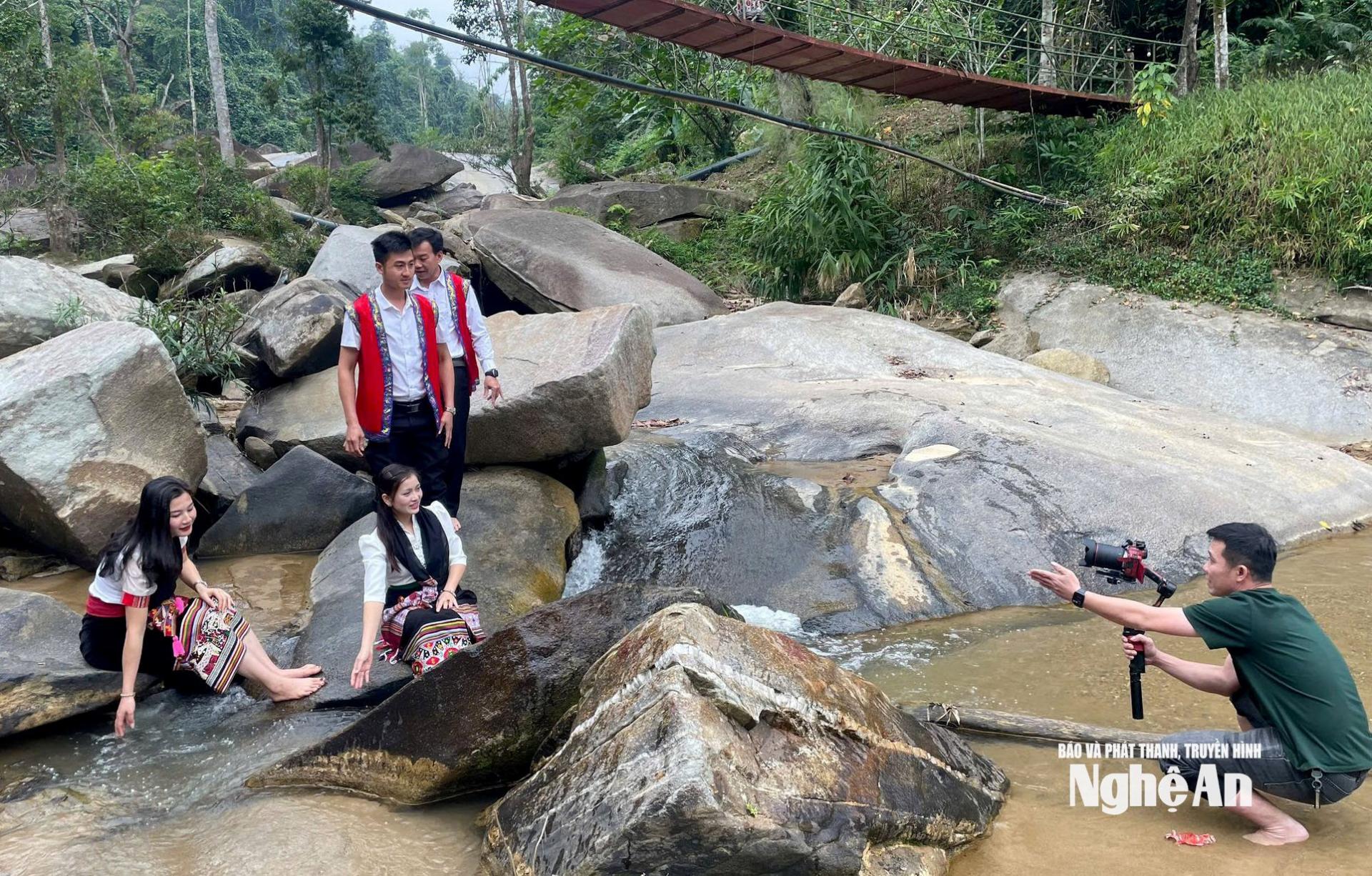 Phóng viên Phòng Văn hóa Văn nghệ ghi hình cho các chương trình ca nhạc để chuẩn bị cho Tết Nguyên đán năm 2026. Ảnh: Như Phong