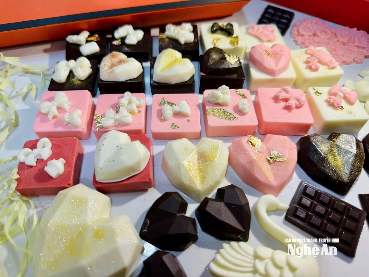 Trên thị trường xuất hiện nhiều dòng chocolate được thiết kế riêng cho Valentine. Ảnh: T.P
