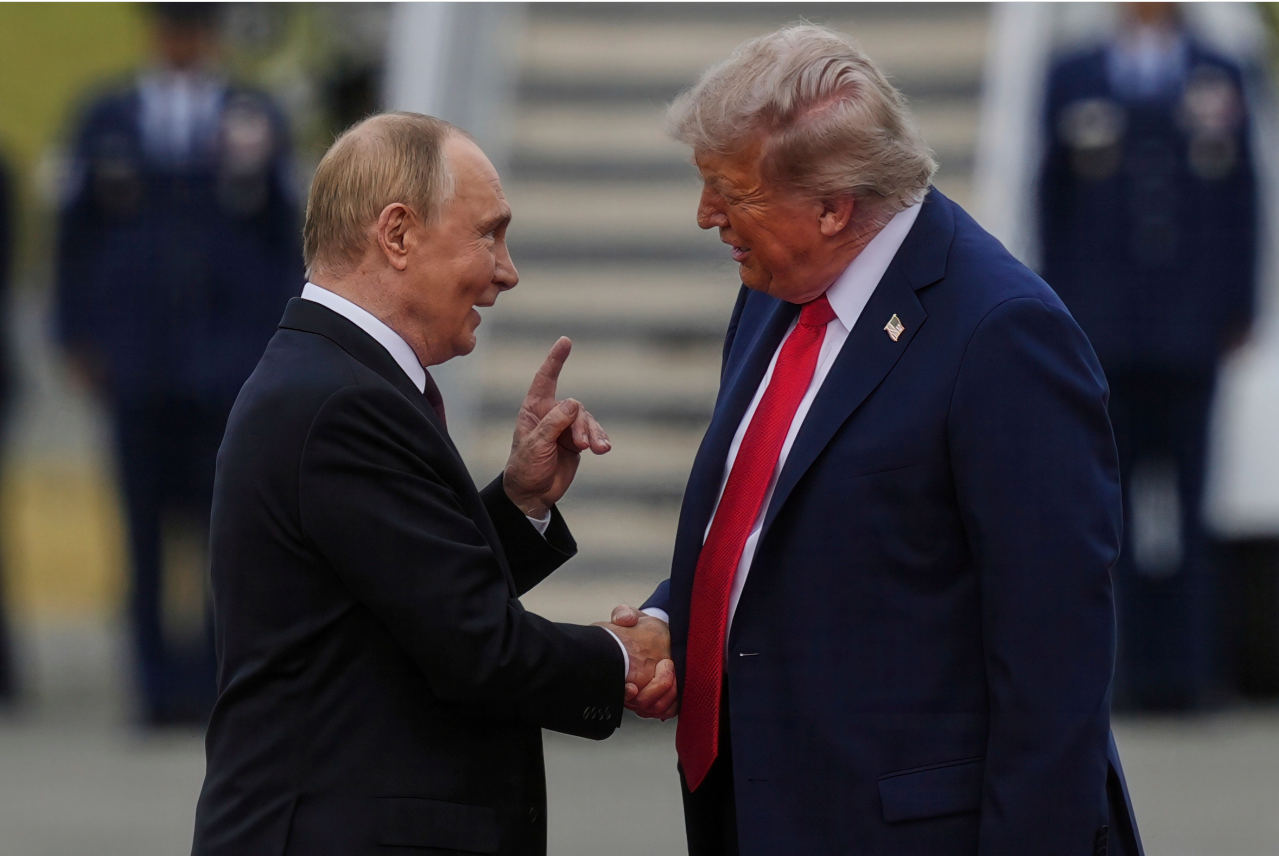 Tổng thống Mỹ Donald Trump (phải) và Tổng thống Nga Vladimir Putin tại Alaska ngày 15/8/2025. Ảnh: AP