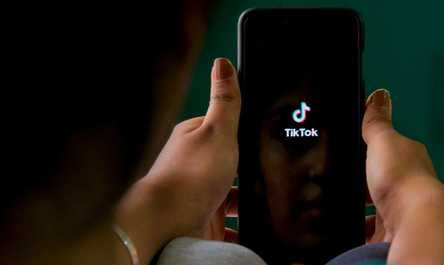 Logo TikTok trên màn hình điện thoại. Ảnh: Reuters