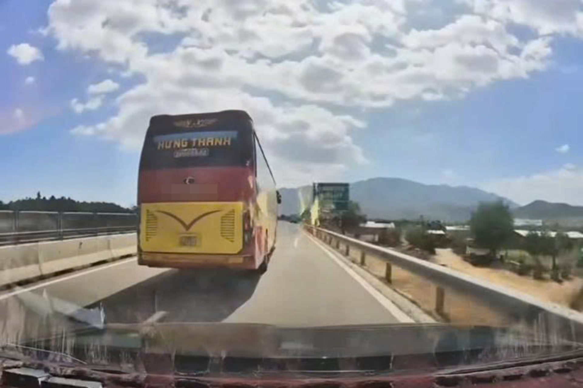 Hình ảnh từ camera hành trình ghi lại ô tô khách chuyển làn không bật xi nhan trên cao tốc Vĩnh Hảo - Cam Lâm. Ảnh: V.L