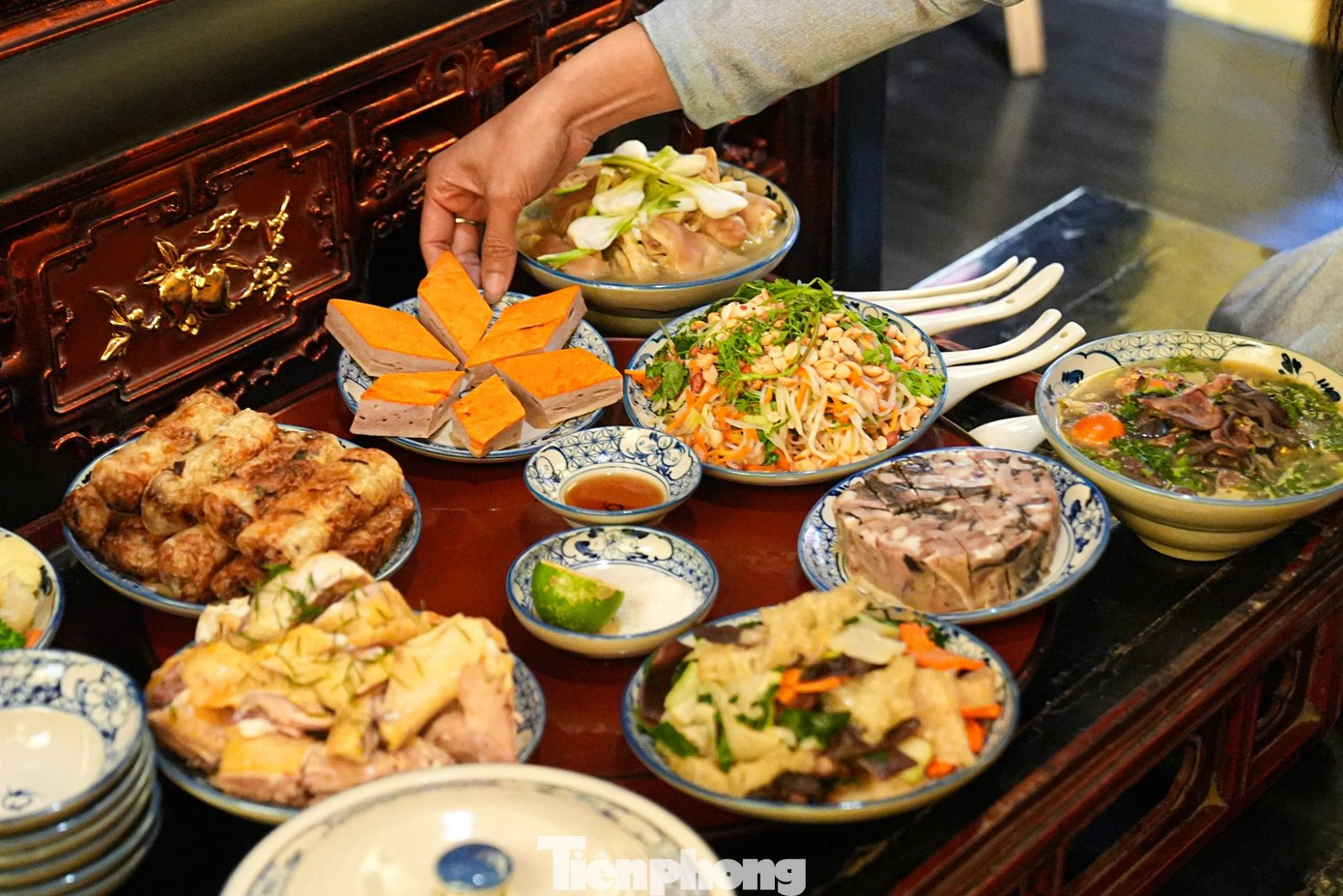 Mâm cúng Tất niên có thể là cỗ mặn hoặc cỗ chay tùy phong tục và hoàn cảnh mỗi gia đình.