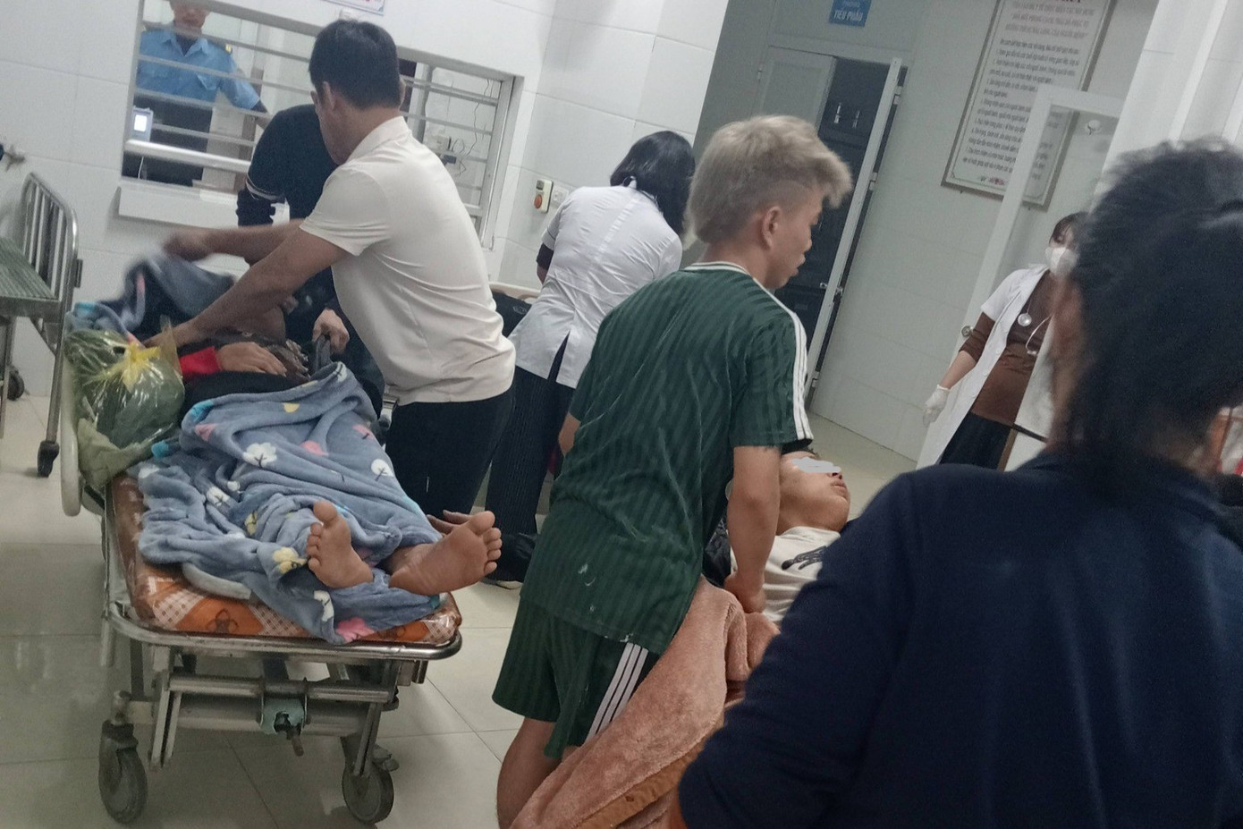 Các nạn nhân được đưa tới cơ sở y tế.