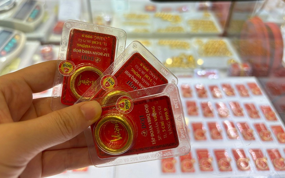 Thủ tướng yêu cầu theo dõi sát thị trường vàng, sớm thành lập sàn giao dịch quốc gia.