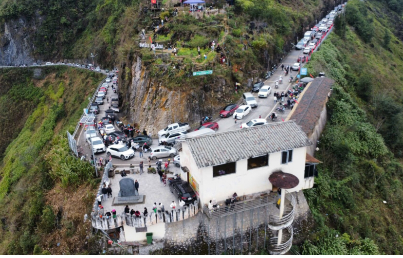 Tắc đường tại khu vực trạm Mèo Vạc. Ảnh: Nguyễn Thuật