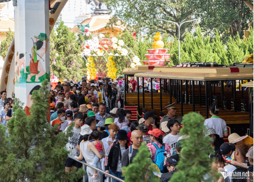 Các khu vui chơi tại TPHCM đông kín khách