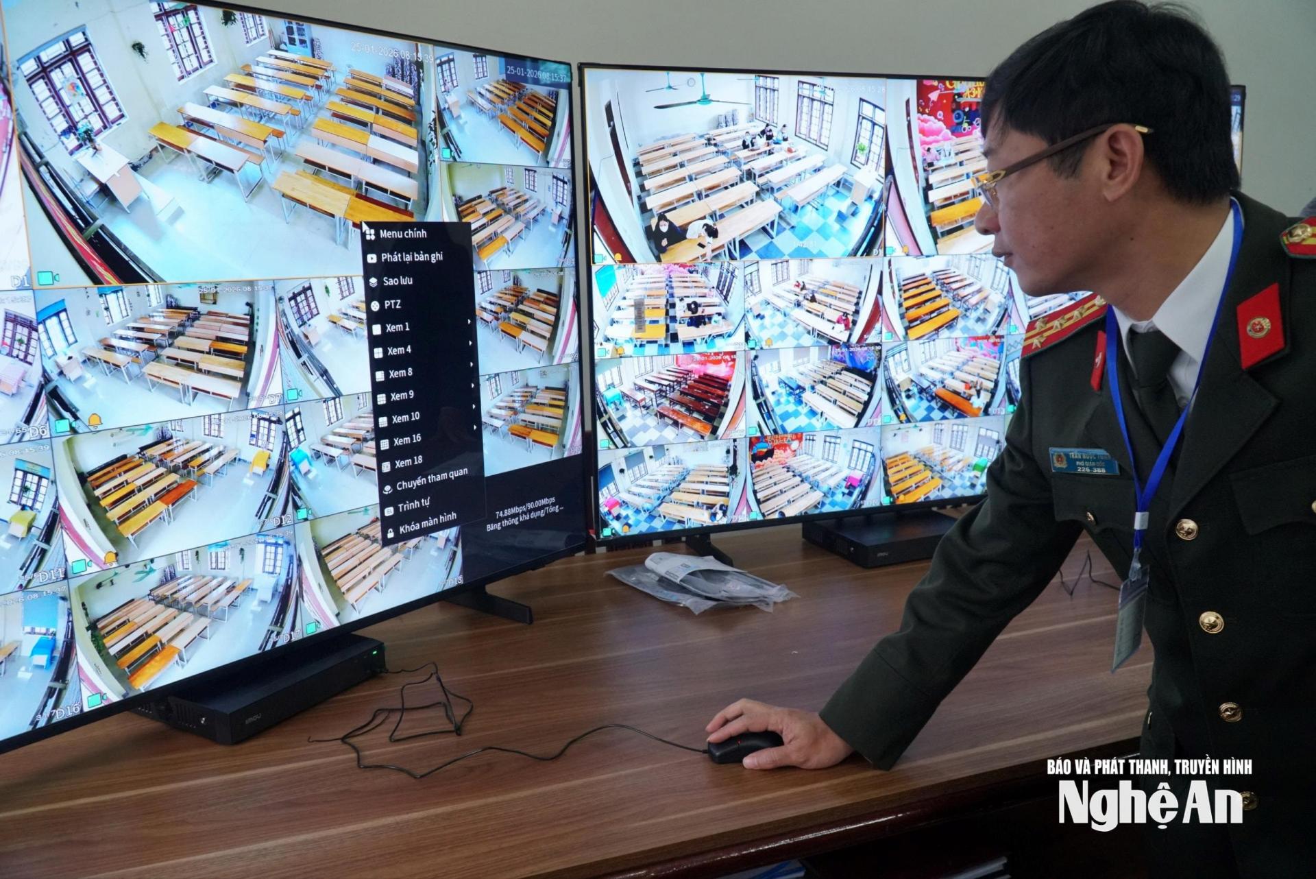 Hệ thống camera giám sát quá trình tổ chức kỳ tuyển dụng viên chức giáo dục. Ảnh: Mỹ Hà