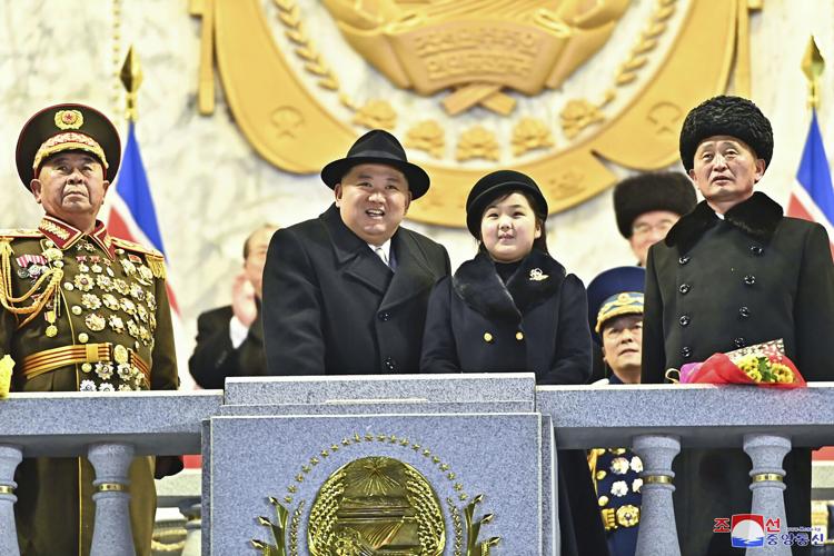 Chủ tịch Triều Tiên Kim Jong-un xuất hiện cùng con gái (giữa) tại một cuộc diễu hành quân sự ở Bình Nhưỡng hồi tháng 2. Ảnh: KNCA