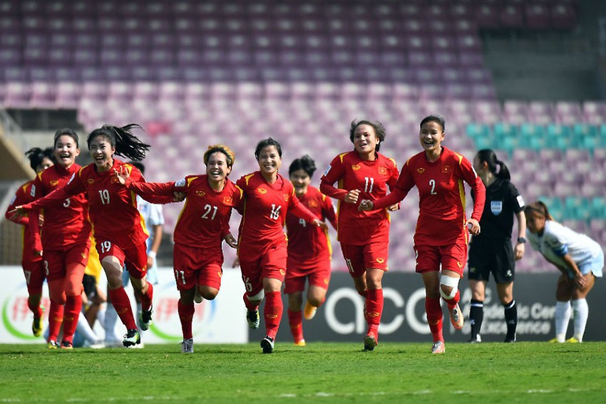 Lần đầu tham dự vòng chung kết World Cup nữ nên các nữ tuyển thủ Việt Nam lạ lẫm trước việc các nữ tuyển thủ thế giới kiến nghị với FIFA về vụ tiền thưởng hay bị “bốc hơi”. Ảnh: VFF