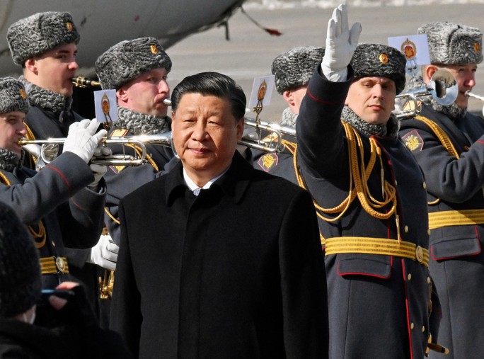 Chủ tịch Trung Quốc Tập Cận Bình đến sân bay ở thủ đô Moscow - Nga hôm 20-3 Ảnh: REUTERS