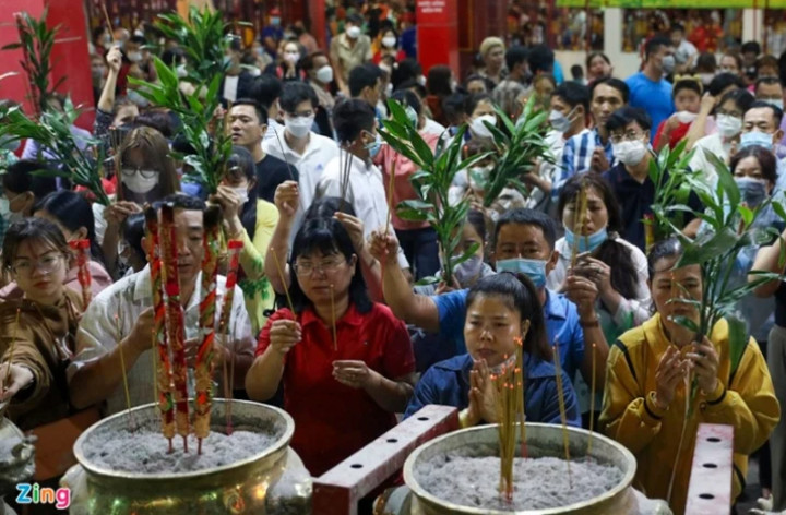 Người dân cầu an tại Chùa Bà (Bình Dương) tháng 2/2023.  