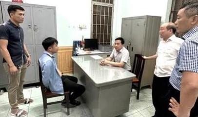  Thiếu tướng Nguyễn Sỹ Quang, Giám đốc Công an tỉnh trực tiếp lấy lời khai đối tượng khi vừa khống chế, đưa về trụ sở công an