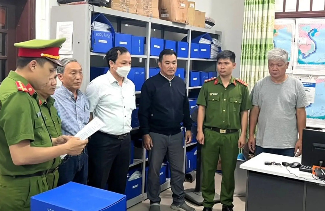 Cơ quan công an công bố lệnh khám xét khẩn cấp Phòng Đăng kiểm Chi cục Thủy sản Đà Nẵng.