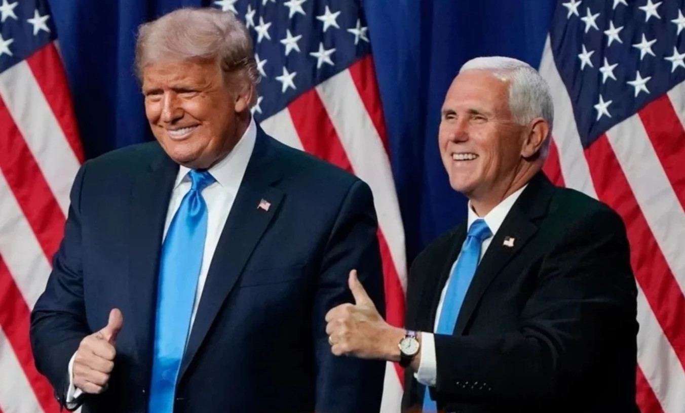 Cựu Phó tổng thống Mike Pence (phải) và cựu Tổng thống Donald Trump dự sự kiện tranh cử vào tháng 8/2020. Ảnh: CNN.