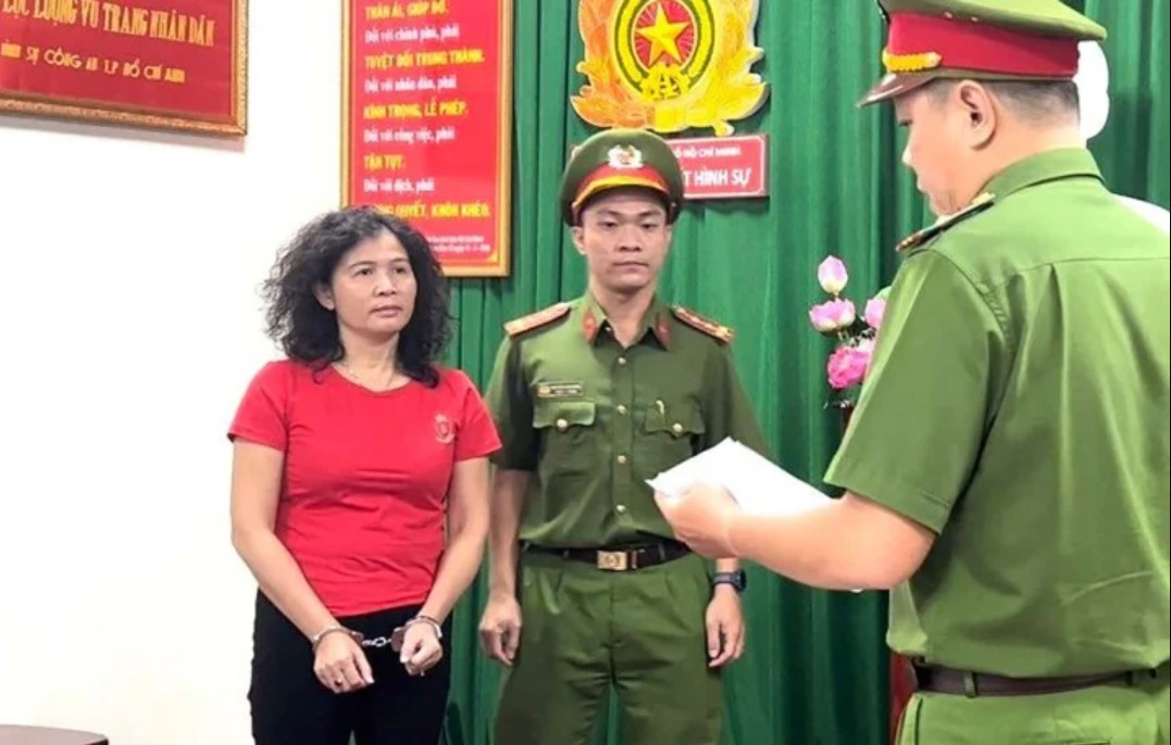 Công an đọc lệnh bắt tạm giam bà Đặng Thị Hàn Ni ngày 24/2. Ảnh: internet