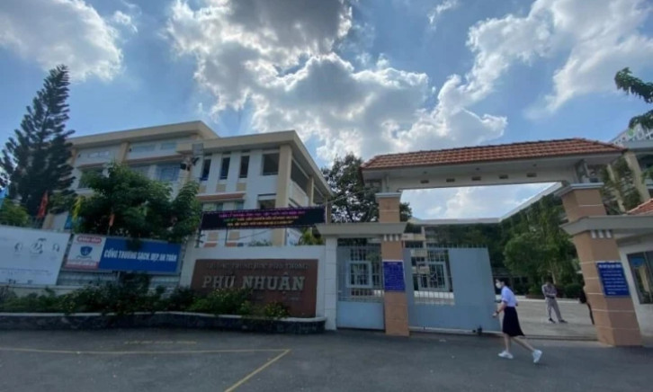 Trường THPT Phú Nhuận, nơi nam sinh lớp 12 gặp phải màn lừa đảo ba con bị tai nạn giao thông, lên xe chú chở đến bệnh viện.