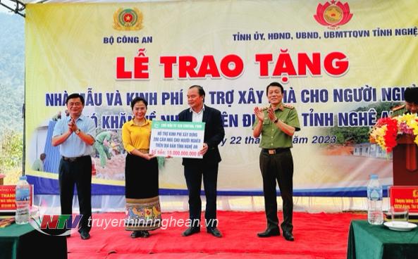 Thượng tướng Lương Tam Quang, Uỷ viên BCH Trung ương Đảng, Thứ trưởng BCA và đồng chí Thái Thanh Quý, Uỷ viên BCH Trung ương Đảng, Bí thư Tỉnh uỷ Nghệ An chứng kiến Chủ đầu tư Eco Central Park trao tặng chi phí xây dựng 200 căn nhà cho tỉnh Nghệ An.