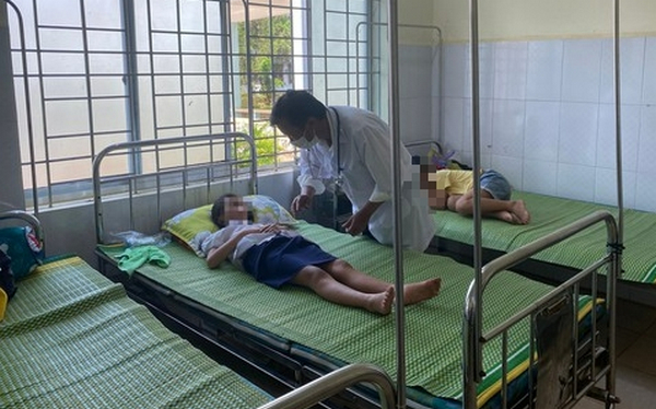 Các em học sinh đang được theo dõi tại Trung tâm Y tế huyện Krông Ana