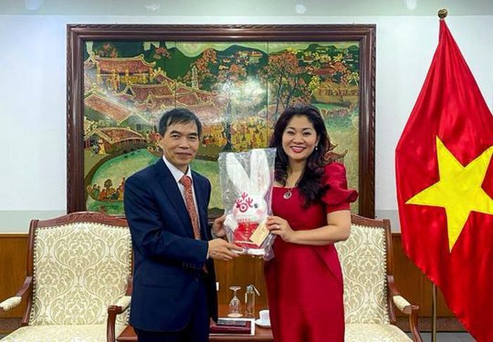 Ông Bành Thế Đoàn, Tham tán Văn hóa Đại sứ quán Trung Quốc tại Việt Nam và bà Nguyễn Phương Hòa, Cục trưởng Cục Hợp tác quốc tế