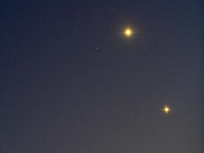 Người yêu thiên văn có thể quan sát hiện tượng sao Mộc và sao Kim hội tụ tối nay.
