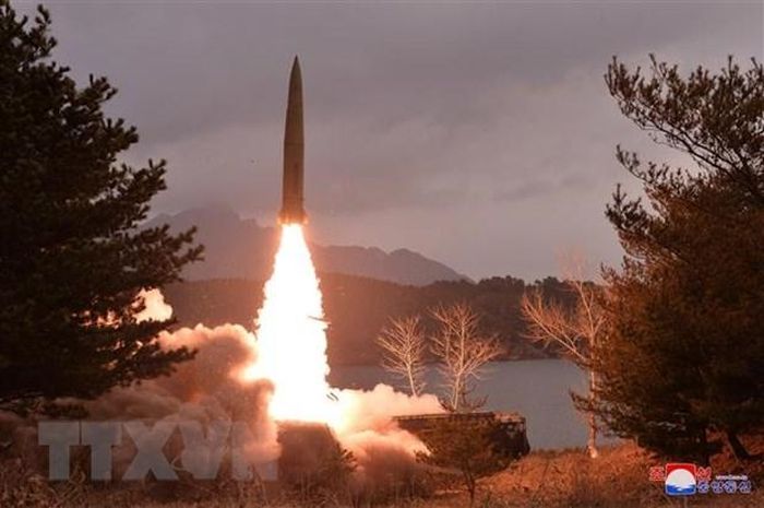 Một tên lửa đạn đạo được phóng thử từ khu vực Jangyon thuộc tỉnh Nam Hwanghae về vùng biển phía Đông Triều Tiên ngày 14/3/2023. 