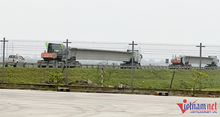 Hai chiếc xe tự chế chở dầm cầu di chuyển trên địa bàn huyện Đức Thọ, Hà Tĩnh và phía sau có xe bán tải hộ tống. 