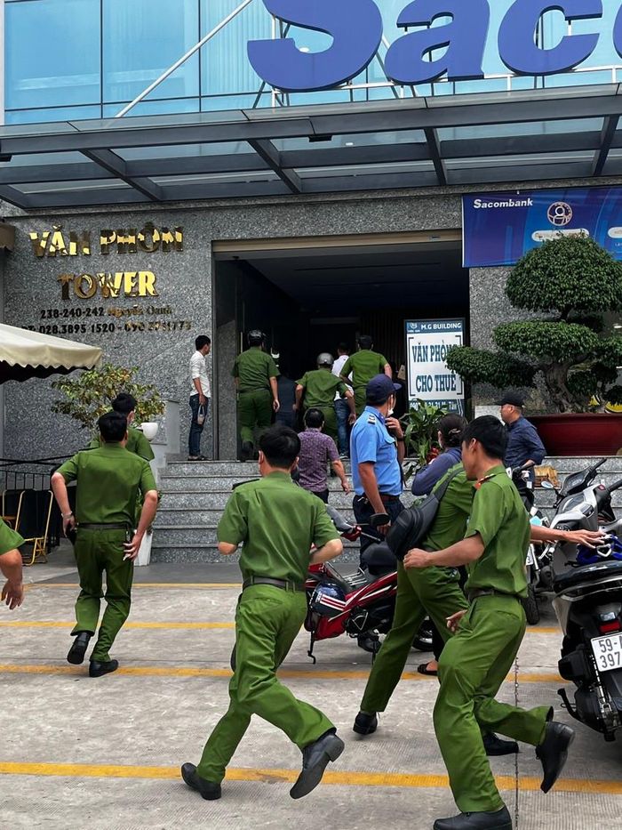 Công an TP.HCM ập vào trụ sở F88 trên địa bàn quận Gò Vấp, sáng 6/3.