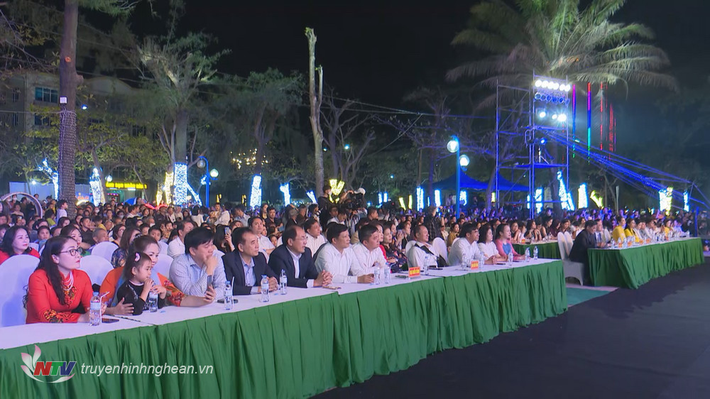Các đại biểu cùng đông đảo người dân tham dự đêm chung kết.