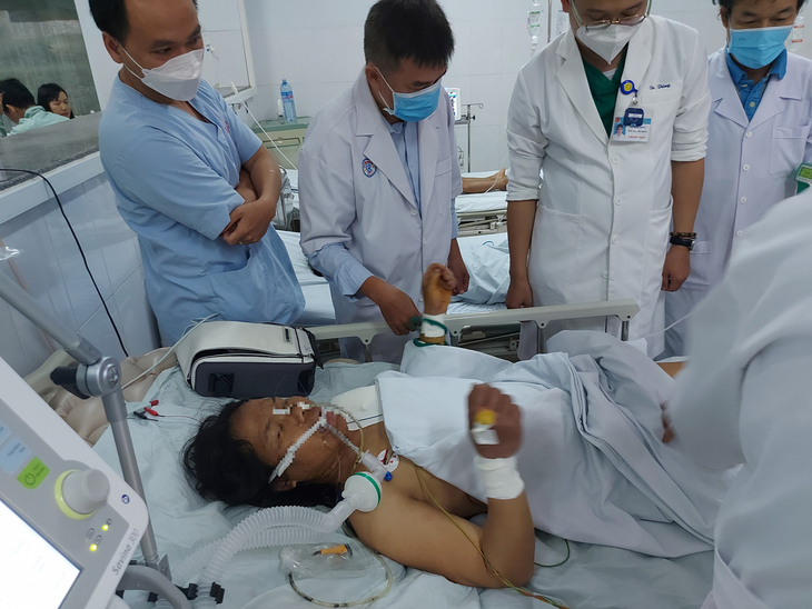 Các bác sĩ của Bệnh viện Chợ Rẫy cùng với các bác sĩ của Bệnh viện đa khoa khu vực Bắc Quảng Nam kiểm tra tình trạng bệnh nhân.