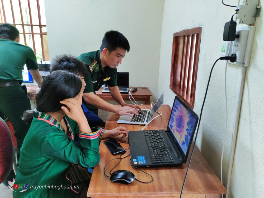 Trung úy Dương Trọng Hà hướng dẫn học sinh truy cập internet phục vụ học tập tại phòng máy tính của tổ hợp “Ngôi nhà thiện nguyện” ở xã Bắc Lý, huyện Kỳ Sơn.