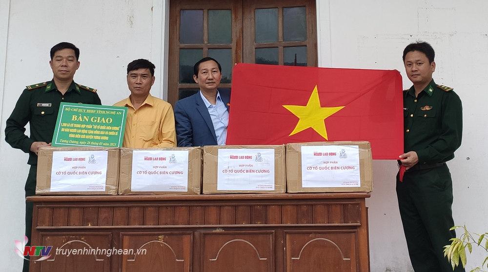 Ủy ban Mặt trận Tổ quốc Việt Nam huyện Tương Dương tiếp nhận các phần quà.