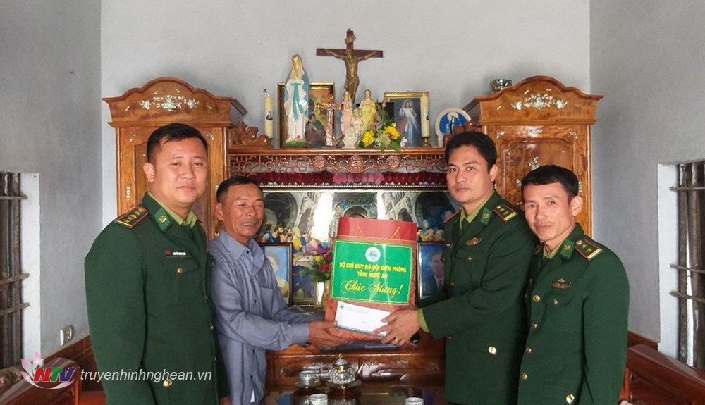 Lãnh đạo Đồn Biên phòng Quỳnh Thuận tặng quà cho ông Hoàng Lượng, cốt cán vùng giáo ở xóm Mai Giang 2, xã Quỳnh Bảng. 