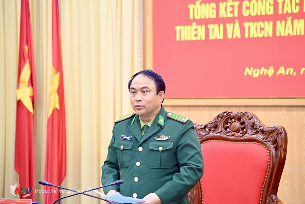 Đại tá Nguyễn Công Lực, Ủy viên Ban chấp hành Đảng bộ tỉnh, Chỉ huy trưởng BĐBP tỉnh chủ trì tại điểm cầu Sở chỉ huy BĐBP Nghệ An phát biểu tham luận.