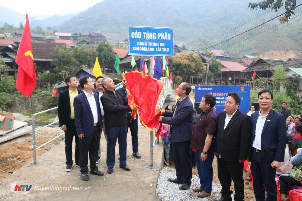 Khánh thành cầu dân sinh “Giúp em vượt lũ” tại huyện miền núi Kỳ Sơn