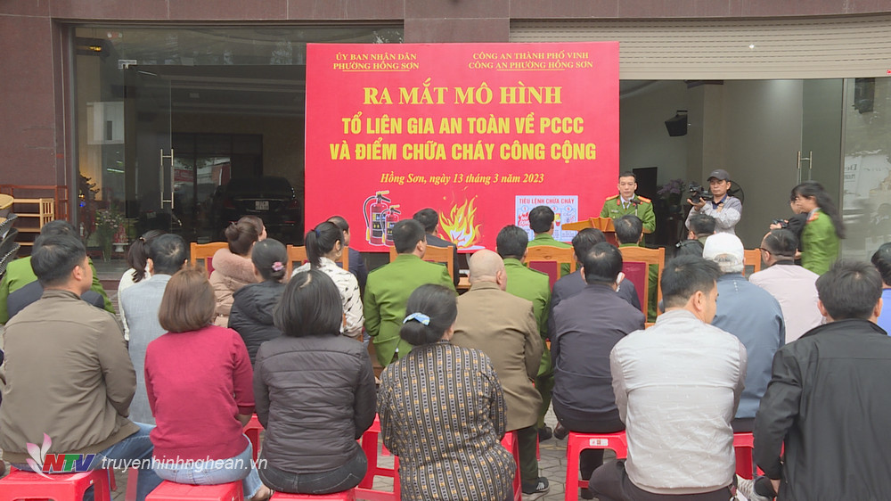 Quang cảnh buổi lễ ra mắt mô hình Tổ liên gia an toàn PCCC và ĐIểm chữa cháy công cộng tại phường Hồng Sơn, TP Vinh.