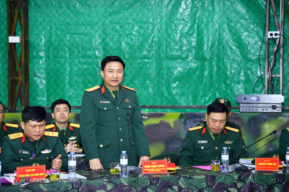 Đại tá Đoàn Xuân Bường, Phó Chính ủy Quân khu 4 phát biểu đánh giá sơ bộ kết quả luyện tập chuyển trạng thái sẵn sàng chiến đấu của Bộ CHQS tỉnh Nghệ An. 
