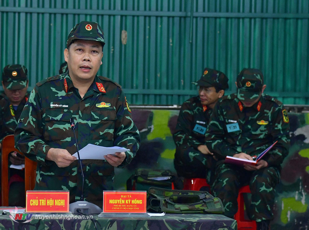 Đại tá Nguyễn Kỳ Hồng, Phó Bí thư Đảng uỷ Quân sự, Chính uỷ Bộ CHQS tỉnh phát biểu tại hội nghị. 
