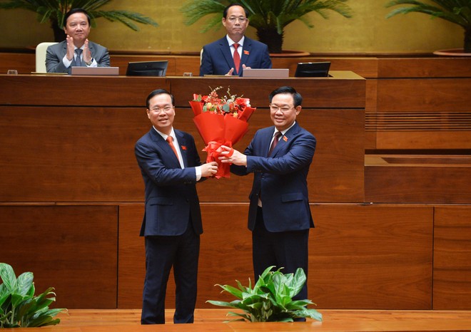 Chủ tịch Quốc hội Vương Đình Huệ tặng hoa chúc mừng Chủ tịch nước Võ Văn Thưởng