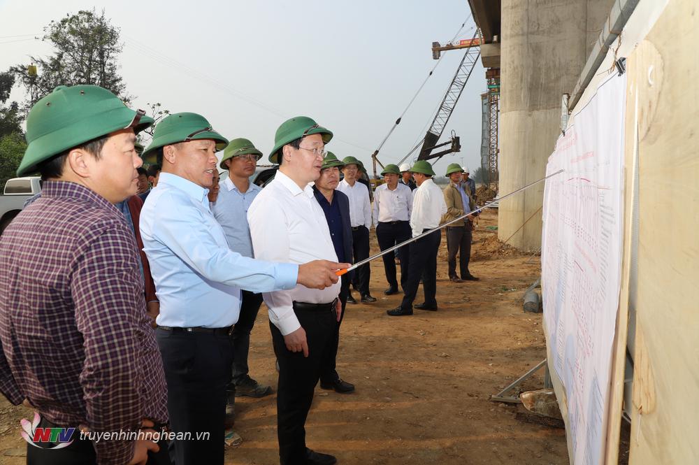Chủ tịch UBND tỉnh kiểm tra tiến độ tại cầu Lạch Vạn, huyện Diễn Châu.