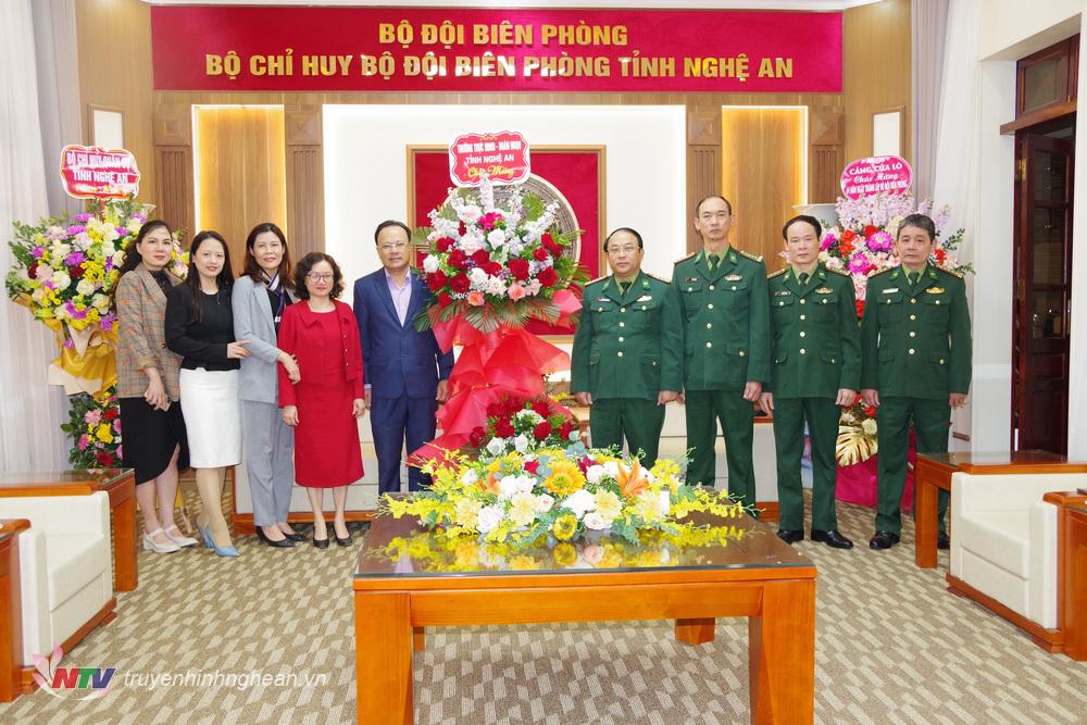 Phó chủ tịch Thường trực HĐND tỉnh Nguyễn Nam Đình cùng đoàn công tác tặng hoa, chúc mừng cán bộ, chiến sĩ BĐBP tỉnh Nghệ An.