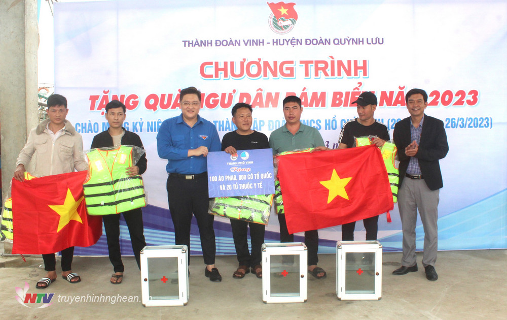 Thành đoàn Vinh - Huyện đoàn Quỳnh Lưu phối hợp trao quà cho ngư dân.